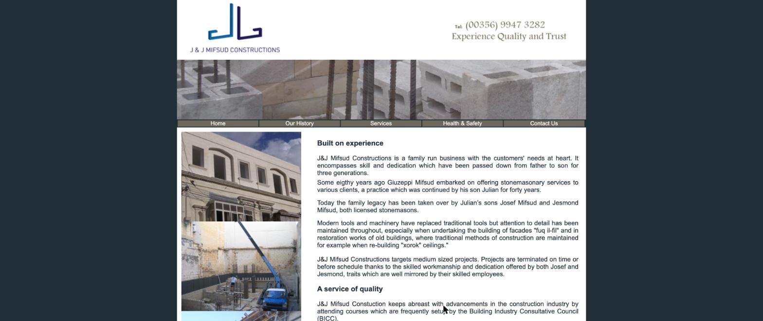 Alte Webseite von J&J Mifsud Constructions: schmales, zentriertes Layout auf breitem Bildschirm mit viel dunklem Freiraum links und rechts